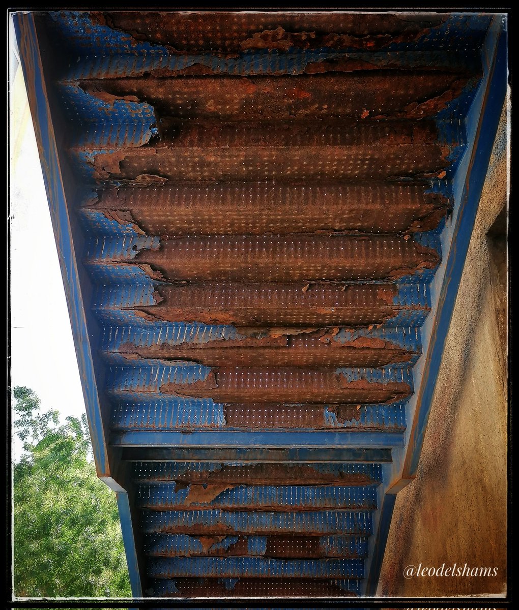 #Lleida. Escala de la passarel·la dels ferroviaris (passarel·la de l'Estació de Trens),per la banda que dóna a l'estació. Està molt rovellada i fa por passar per ella. Esperem que no passi alguna desgràcia! #lleidatestimo. #comparteixLleida. #testimolleida. #paerialleida. #Adif.