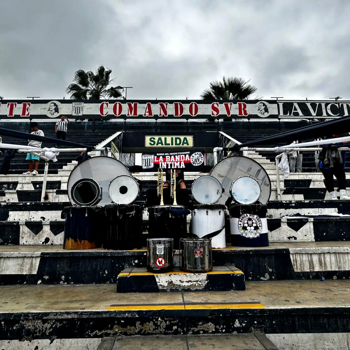 LaBandaIntima's tweet photo. No sé como voy, no sé como vengo
Yo solo sé que te vengo a alentar
🏟️💙🤍💙
#alianzalima #labandaintima #matvte https://t.co/HndeE9DvzA