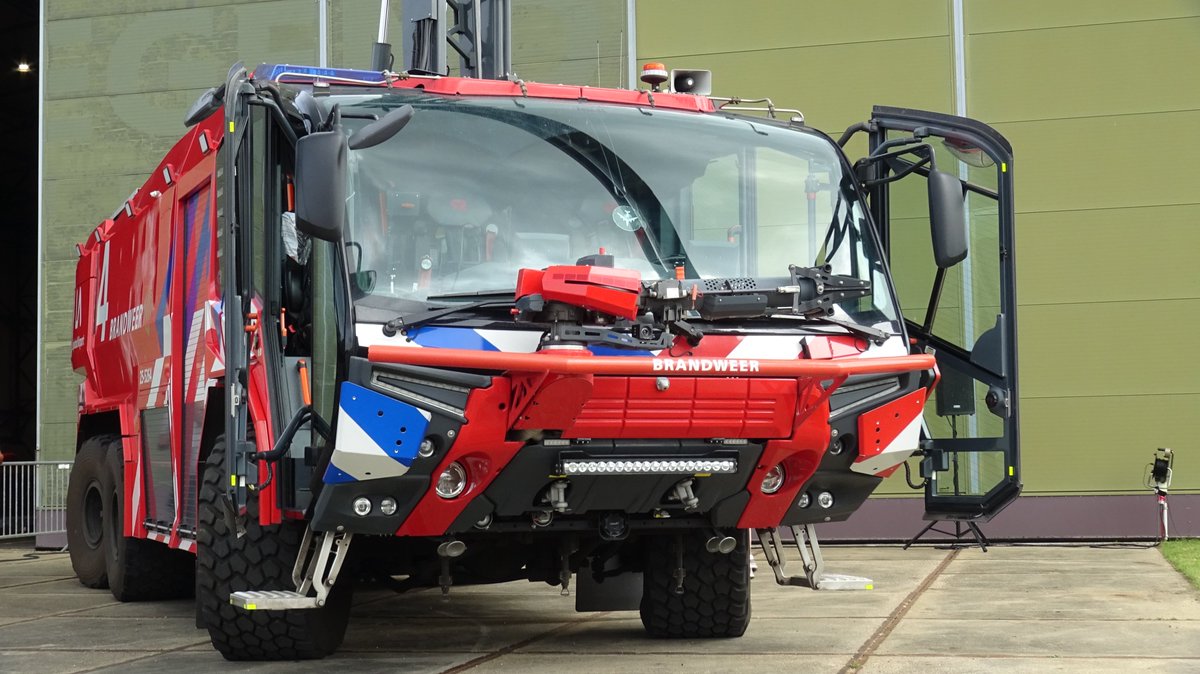 JeffreySDT's tweet photo. #Crashtender #Brandweer #Lelystad #Airport 25-5263 & 25-5264 #Aviodrome #Vliegveld #Panther #Rosenbauer #6x6 https://t.co/g2dStvuOaj