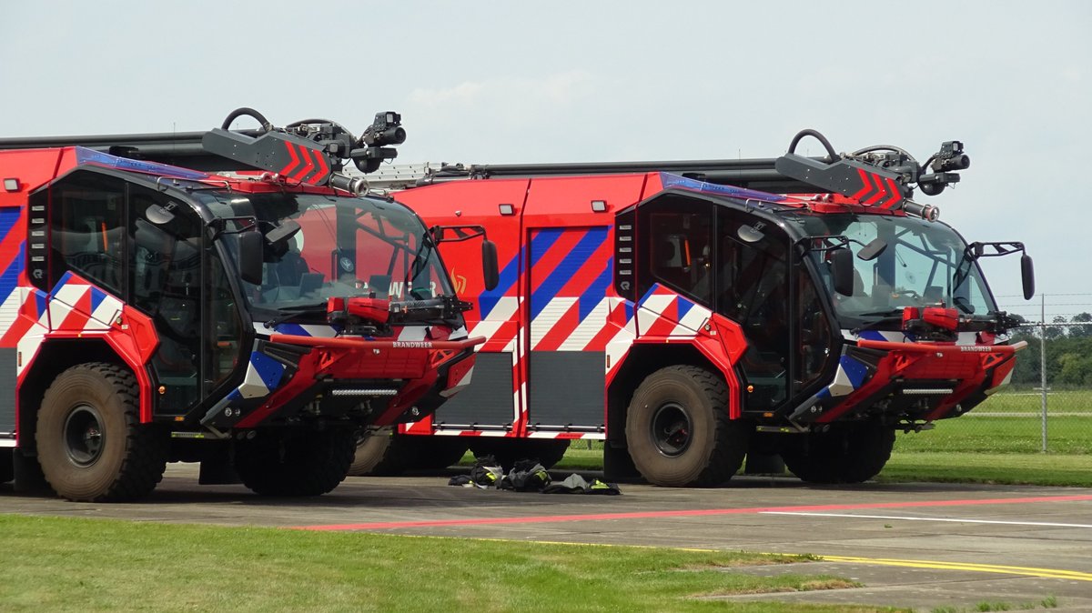 JeffreySDT's tweet photo. #Crashtender #Brandweer #Lelystad #Airport 25-5263 & 25-5264 #Aviodrome #Vliegveld #Panther #Rosenbauer #6x6 https://t.co/g2dStvuOaj