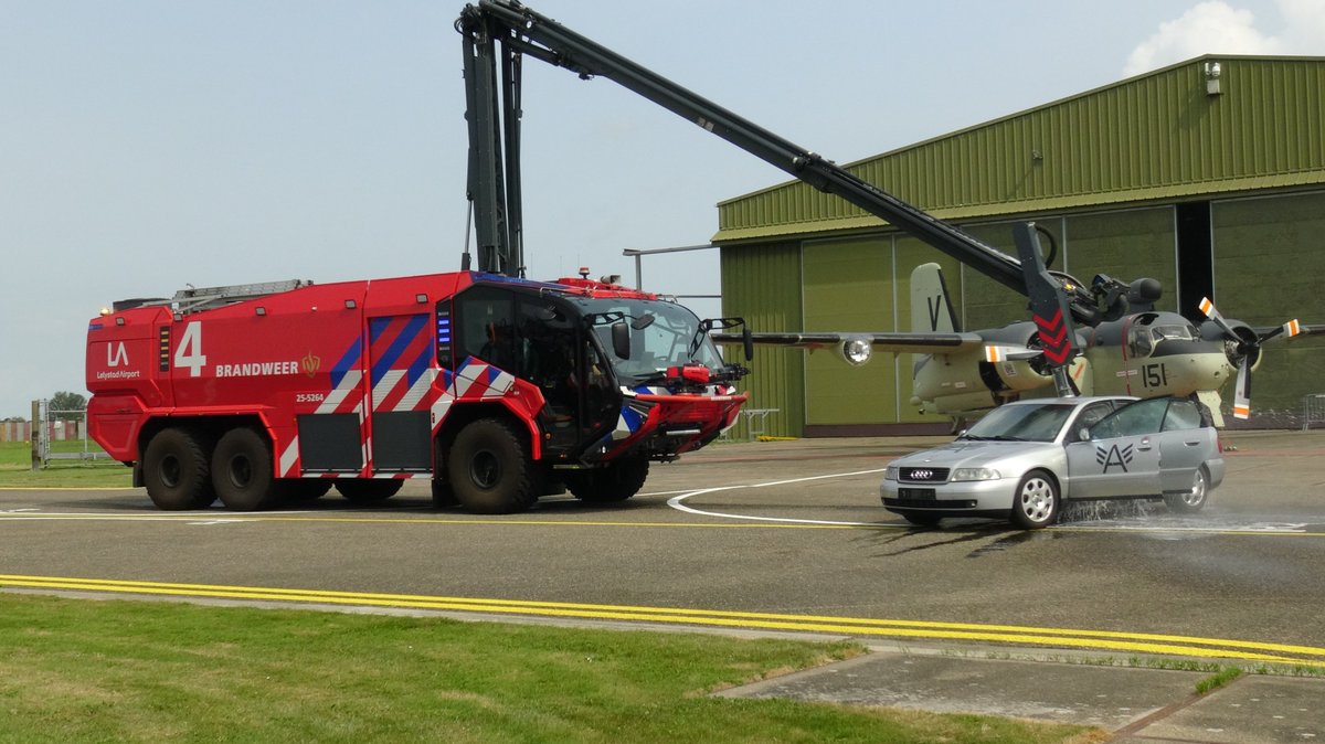 JeffreySDT's tweet photo. #Crashtender #Brandweer #Lelystad #Airport 25-5263 & 25-5264 #Aviodrome #Vliegveld #Panther #Rosenbauer #6x6 https://t.co/g2dStvuOaj