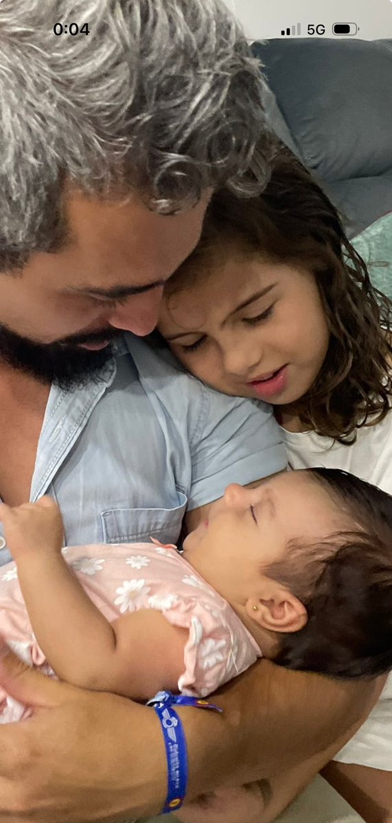 ManuelAngelCL's tweet photo. Cuando dejas tus zapatos pegaditos a los míos, no sé bien, no entiendo bien si estoy construyéndote un futuro o curándome un pasado, pero sé que este cuento no acabó… 🎶 https://t.co/FdWiNubgTn