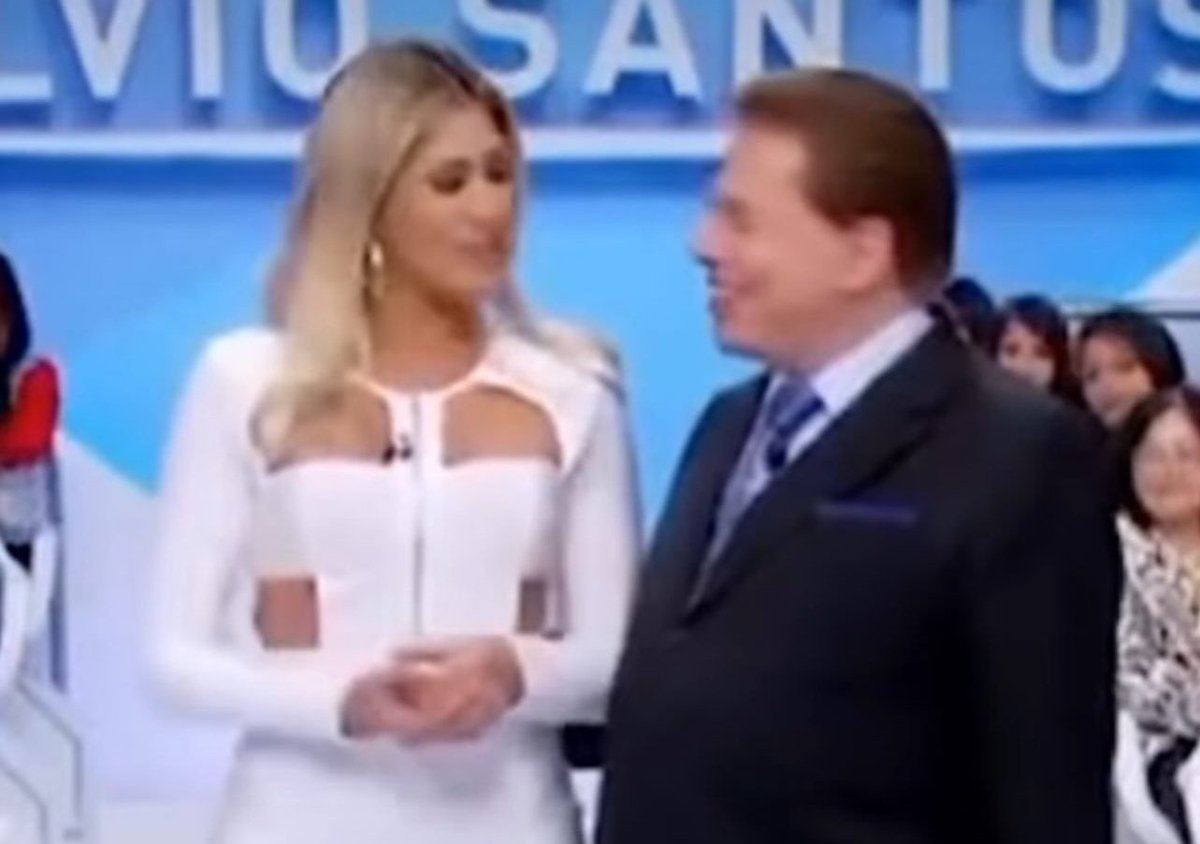thkalinda's tweet photo. a livia andrade e o silvio santos tinham história de verdade e o carinho dele por ela, principalmente pela loucura dela, era real kkkkk uma dupla que me divertia muito!

e que especial ela usando o vestido do último programa que esteve com ele #Domingão https://t.co/N7nxZQr5Ue