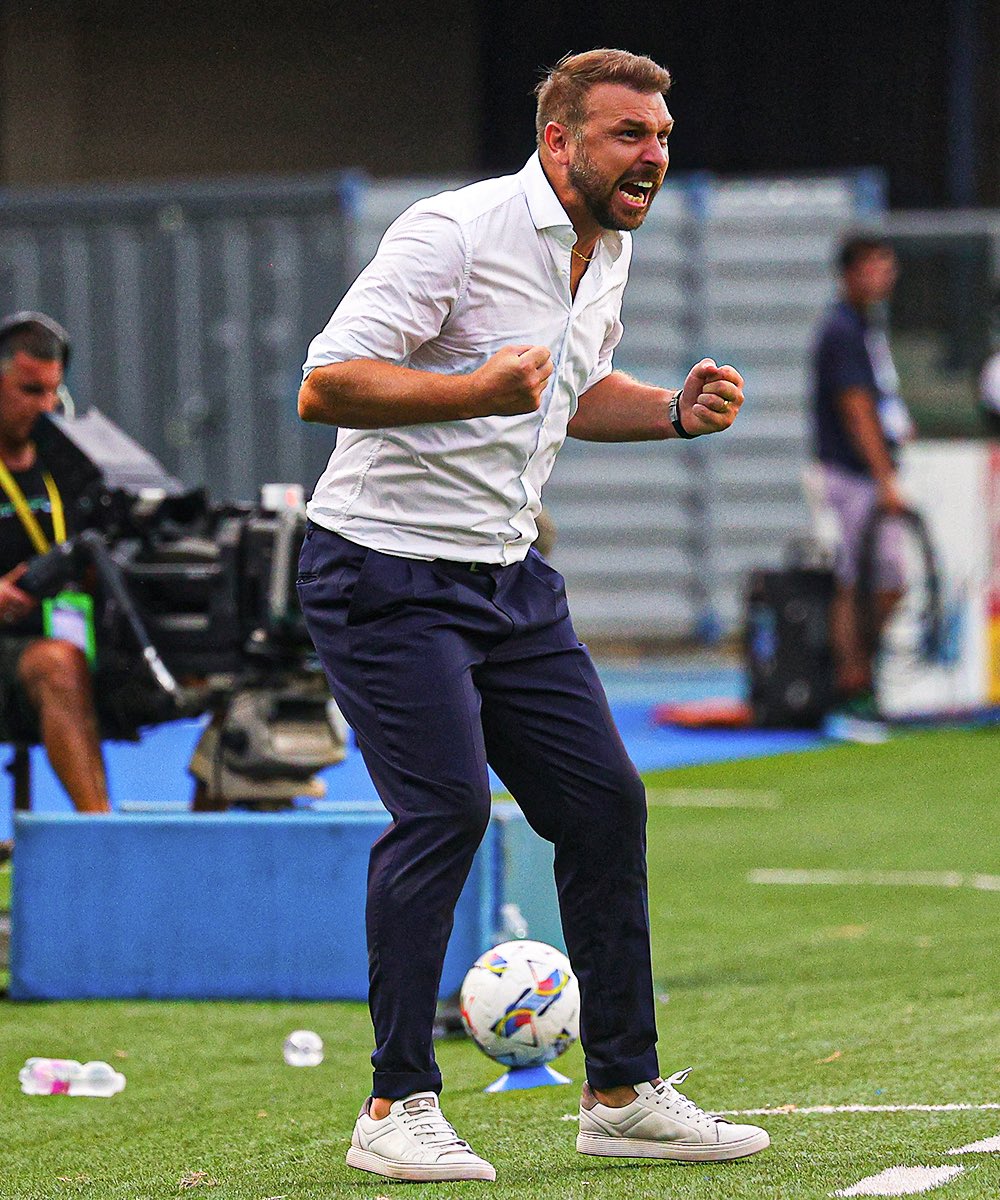 HellasVeronaFC's tweet photo. WHAT A NIGHT 🤩💛💙 https://t.co/JDtkJQqGRn