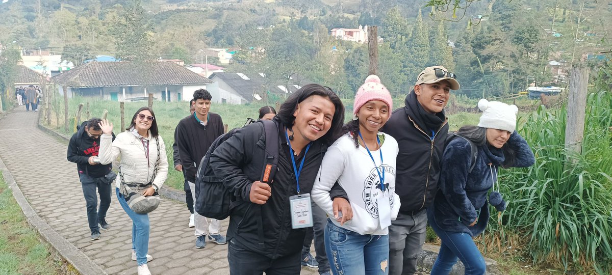 #AEstaHora 🔴 | En el segundo día del Encuentro de Juventudes Rurales 👩🏽🧑🏾 para la construcción de la 📜 política pública de esta población, el grupo se trasladó al 📍 corregimiento de El Encano (#Nariño) para realizar un reconocimiento y armonización del territorio, 🏞️ y elegir