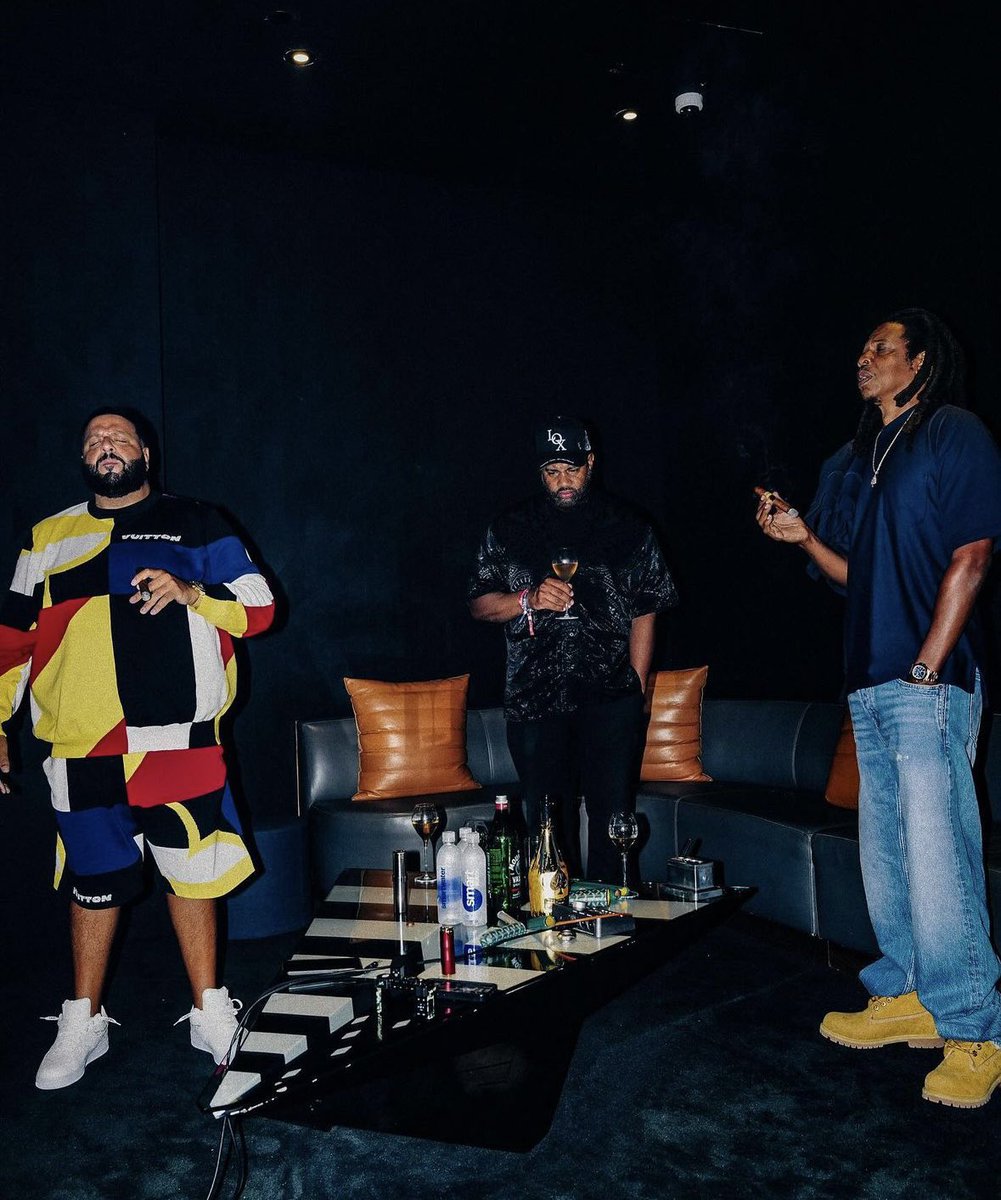 ShawnCarterShow's tweet image. Their faces tell me Hov is in his mf bag. #TheRealIsBack 🐐🔥🔥