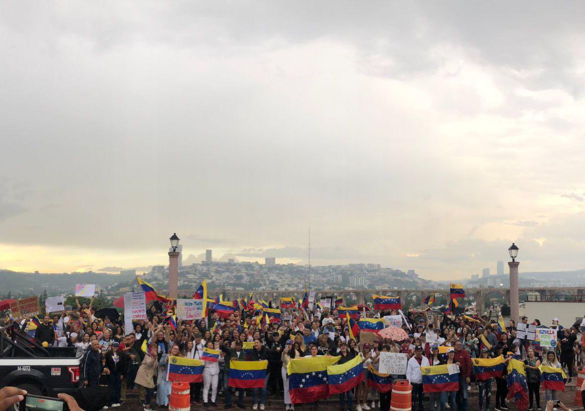 geralguedezg's tweet photo. @reps_moonchild Querétaro, México 🇻🇪💛💙❤️ https://t.co/9SyplmPFbB