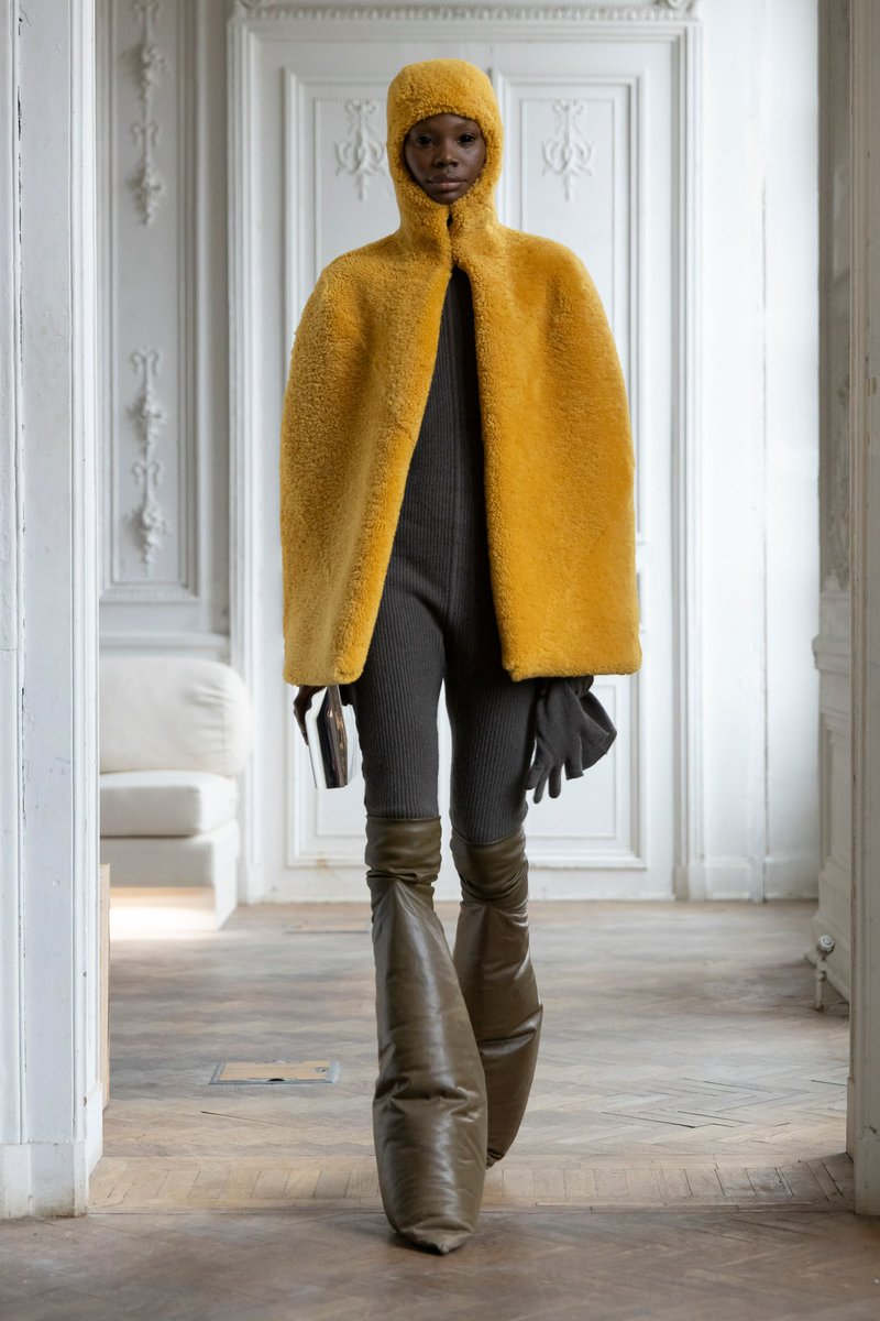 exaltealt's tweet photo. 📸[NEW PHOTOS] JT x Rick Owens for Perfect Magazine

#JT  on the cover of #PerfectMagazine in yellow shearling #RickOwens hooded cape. https://t.co/ZYXT4Evt62