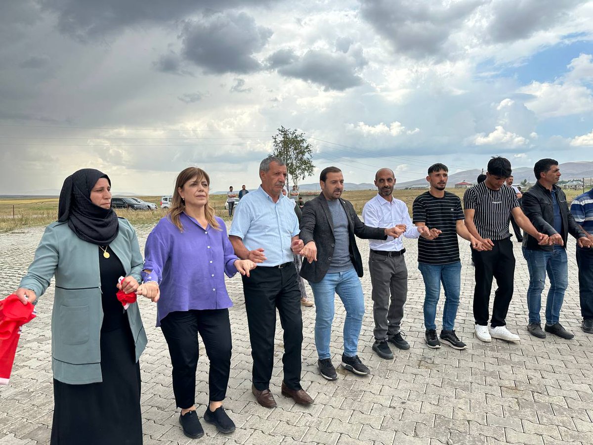 erzrmyesilsol's tweet photo. Karayazı'daki "HALAYLARDA BULUŞUYORUZ" da DEM PARTİ ERZURUM MİLLETVEKİLİMİZ SAYIN; Meral Danış Beştaş halkla buluştu, halay çekti. 

“Dilimize, kültürümüze, halayımıza, düğünlerimize yönelik baskılara cevabımız nettir. Boyun eğmeyeceğiz, direnmeye devam edeceğiz.” https://t.co/tb0TxJyw7B