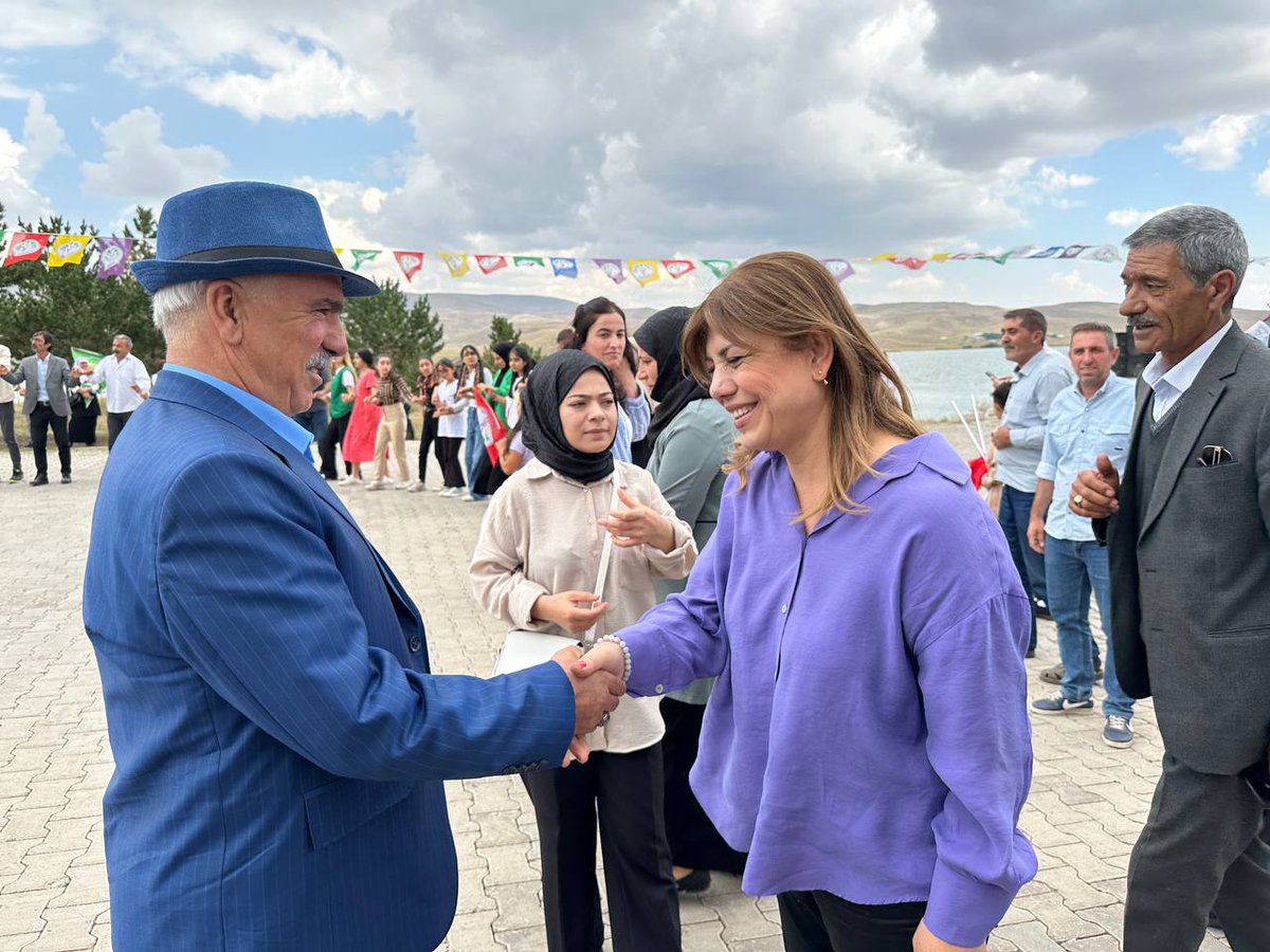 erzrmyesilsol's tweet photo. Karayazı'daki "HALAYLARDA BULUŞUYORUZ" da DEM PARTİ ERZURUM MİLLETVEKİLİMİZ SAYIN; Meral Danış Beştaş halkla buluştu, halay çekti. 

“Dilimize, kültürümüze, halayımıza, düğünlerimize yönelik baskılara cevabımız nettir. Boyun eğmeyeceğiz, direnmeye devam edeceğiz.” https://t.co/tb0TxJyw7B