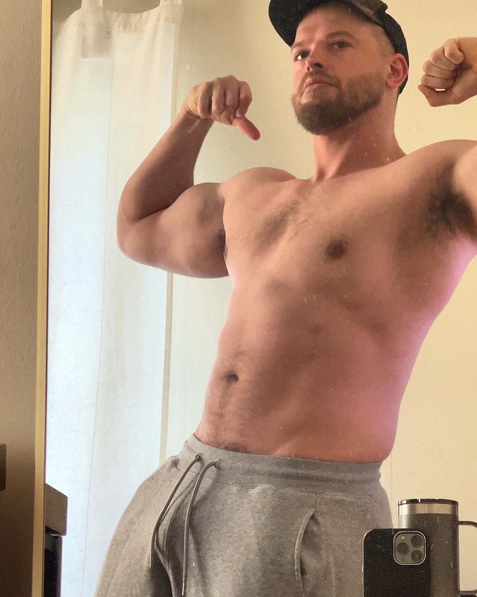 TheBigDaddyA's tweet photo. My best friend said I should #flex more? #muscle https://t.co/9SZAUj4wsW