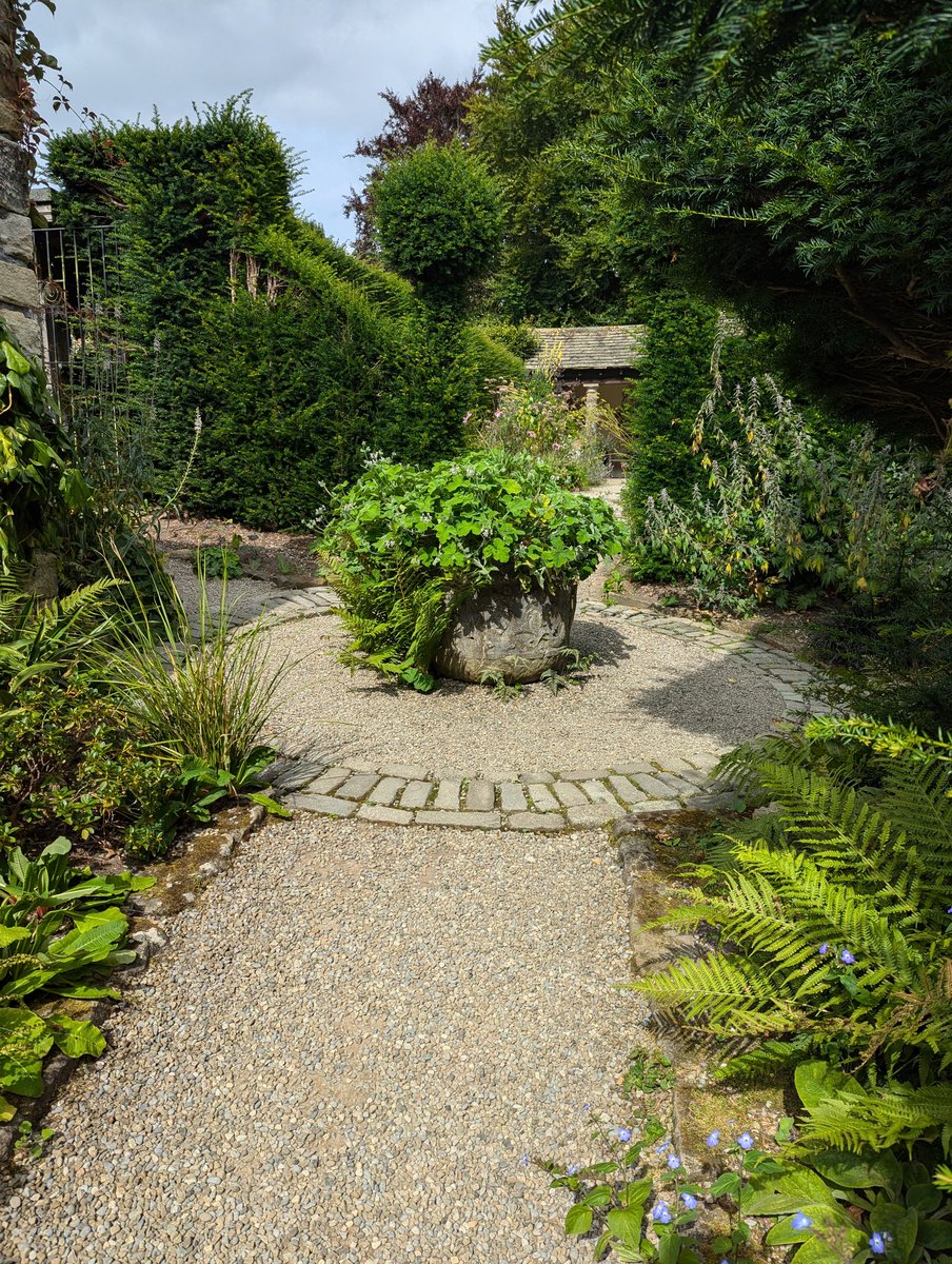 Well I knew it was going to be good (it's famous) but I didn't think it would be THIS good. Credit to all involved in <a href="/YorkGateGarden/">York Gate Garden</a> <a href="/PerennialGRBS/">Perennial</a> #adel <a href="/VisitLeeds/">Visit Leeds</a> excellent garden, well laid out. A jewel in north Leeds.