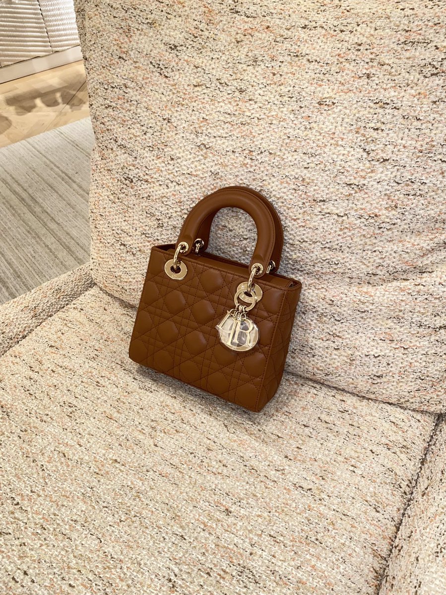 h_gifts1's tweet photo. DIOR 

سمول ليدي ديور 🤎😍

25,000 ﷼ https://t.co/JHpbuhLwYy