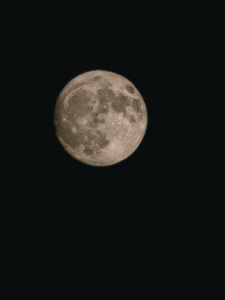 Observando la Luna, lunera...
#noche #MovilNuevo #playita