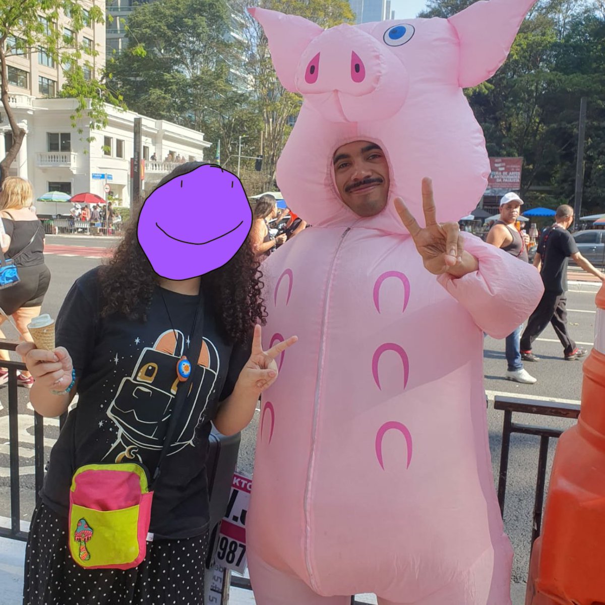 E eu que encontrei o Porquinho da Paulista em seu habitat natural
( Não me perguntem porque que eu censurei meu rosto ESPECIFICAMENTE com o Purple face )