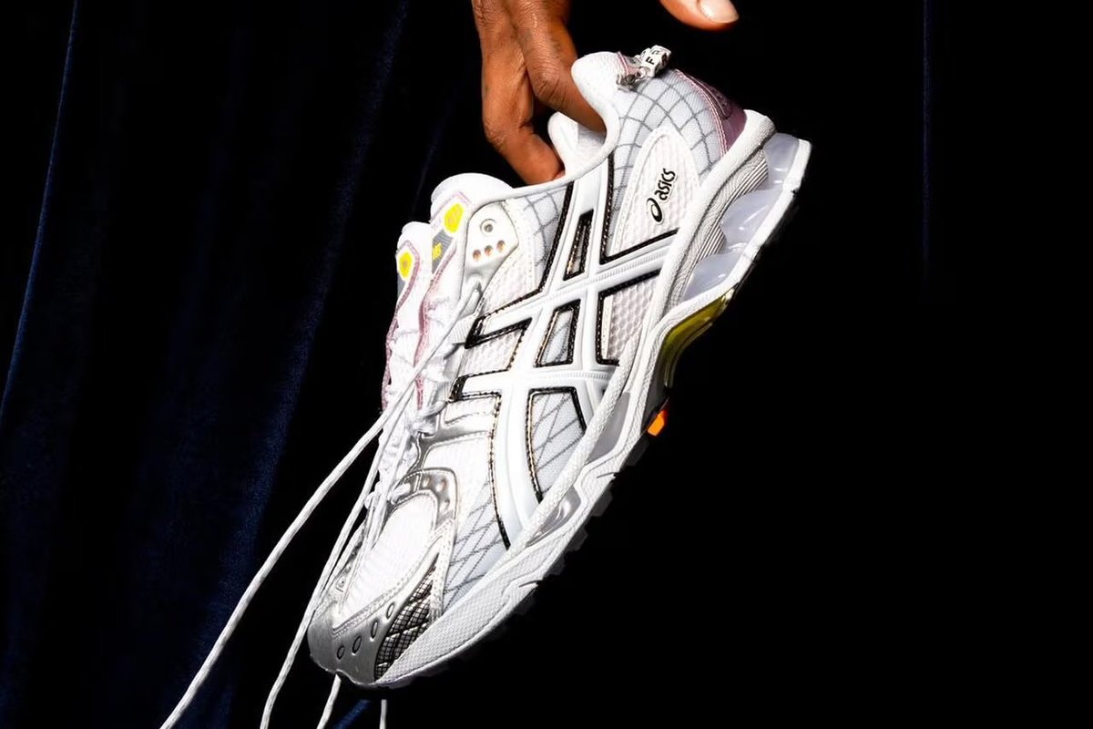 MLFootball's tweet photo. NEWS: #Texans WR Stefon Diggs announced his new signature shoe with ASICS.

“The ASICS GEL-NIMBUS 10.1.”

👀 https://t.co/HEHUY2xsdF