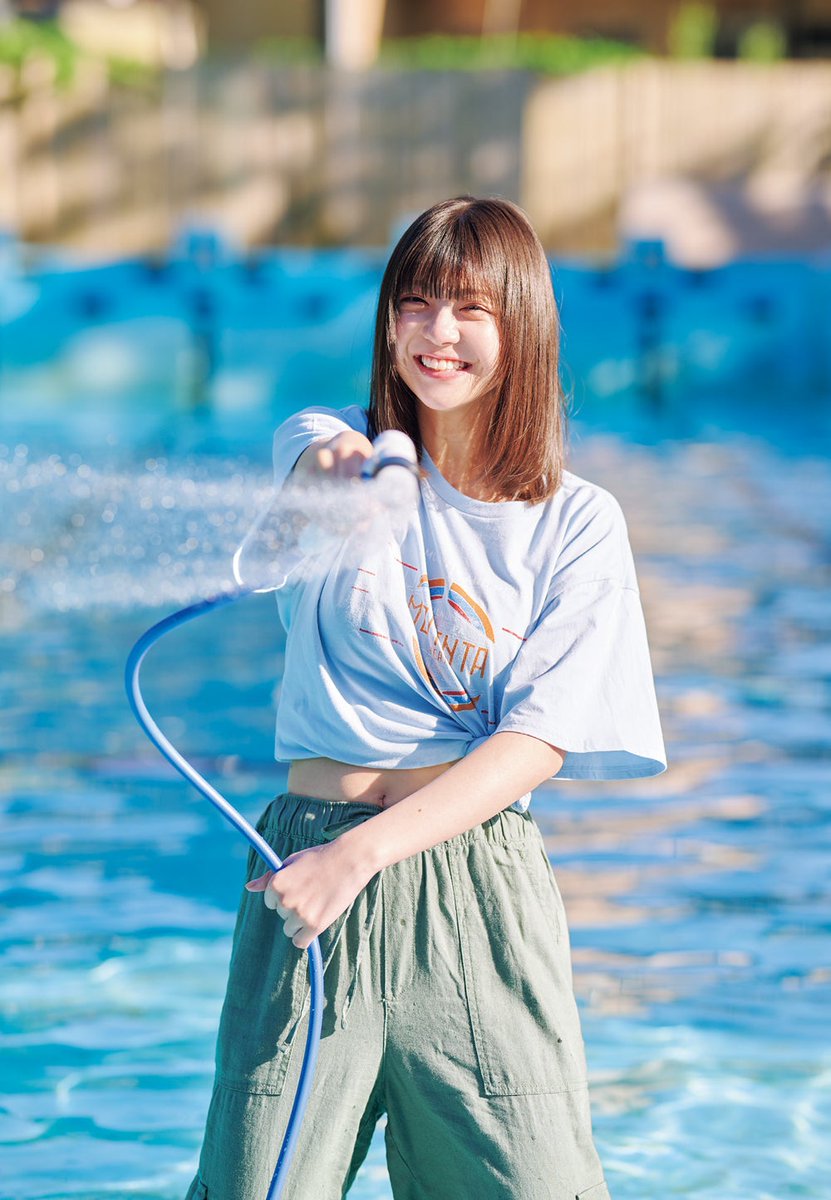 乃木坂46冨里奈央「週プレ」表紙登場📚️ へそ出しルックで夏らしさ