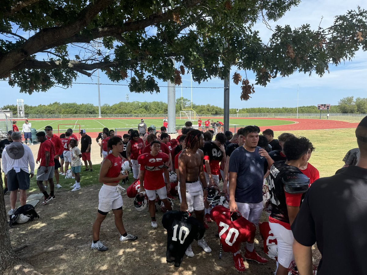 HeathHawksFBBC's tweet photo. This weekend our Soph, JV, and Varsity teams were treated to a cookout after their practice thanks to Bruce Phillips and the @WaffleHouse, along with numerous parent volunteers. Thank you to all who donated their time,food/drinks to feed our athletes, training staff, and coaches! https://t.co/c04MuMdCmG