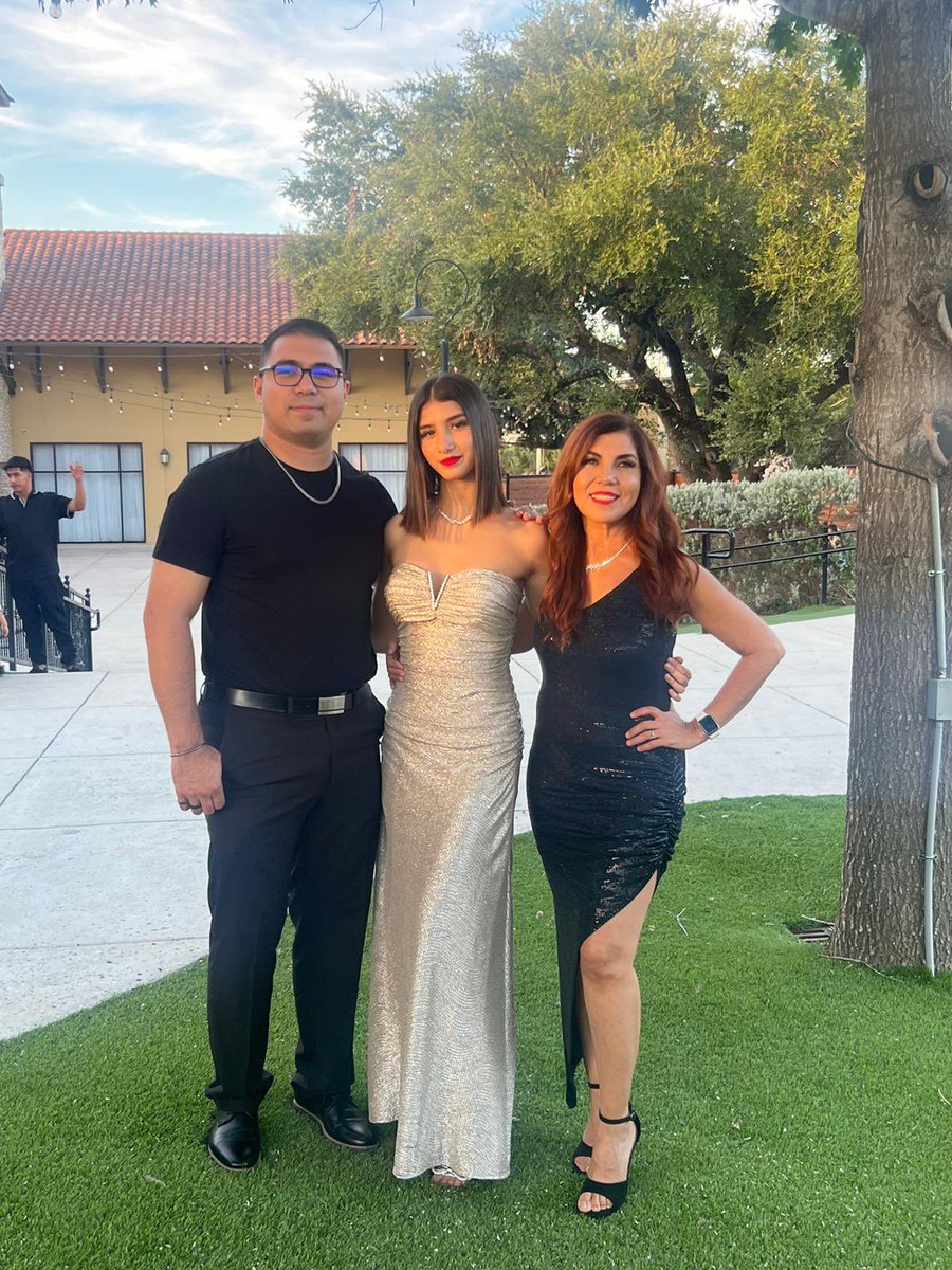 sonianel's tweet photo. Family time 
XV de Michelle ❤️ https://t.co/Jks9lBfE81