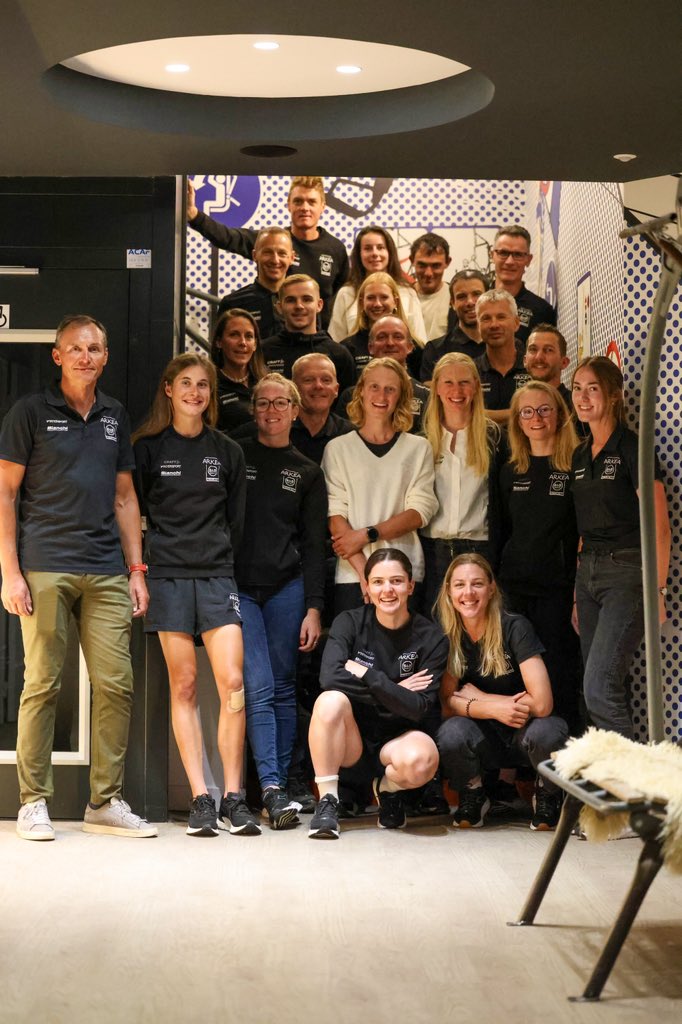 Une photo de famille pour parachever notre 3ème Tour de France en présence de Monsieur Cédric Malengreau, Directeur du Secrétariat Général et de la Communication Institutionnelle du Crédit Mutuel Arkéa, venu nous soutenir aujourd'hui sur les pentes de l'Alpe d'Huez !