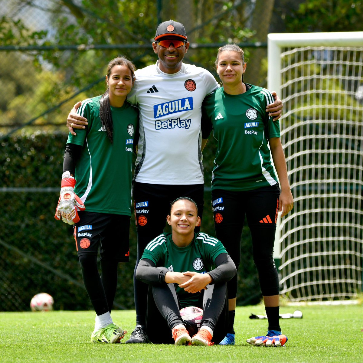 FCFSeleccionCol's tweet photo. 📸 𝑳𝒂 𝒎𝒆𝒋𝒐𝒓 𝒃𝒂𝒏𝒅𝒂 𝒔𝒆 𝒂𝒍𝒊𝒔𝒕𝒂💥
Jornada de domingo de la mano del DT Carlos Paniagua 🔛
#LaFemeninaNosUne🇨🇴
#TodosSomosColombia🇨🇴 https://t.co/xCyJCAUsxm