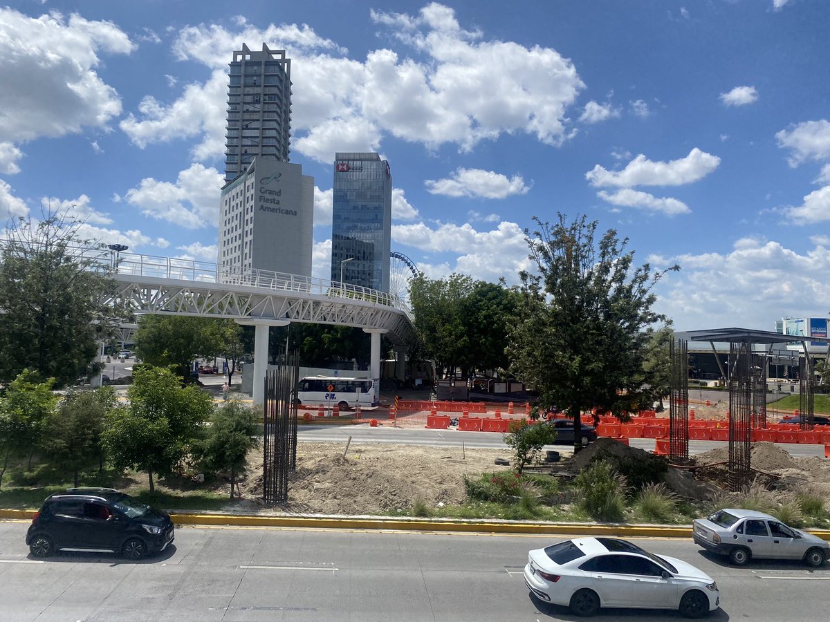 AugustoenRed's tweet photo. Lastima que nadie diga nada, pero el paso elevado enfrente de Solesta es dinero echado a la basura. 

No soluciona nada, va a generar tráfico y tirar todos los árboles que hay. 

#Puebla https://t.co/FejxnnmTuM