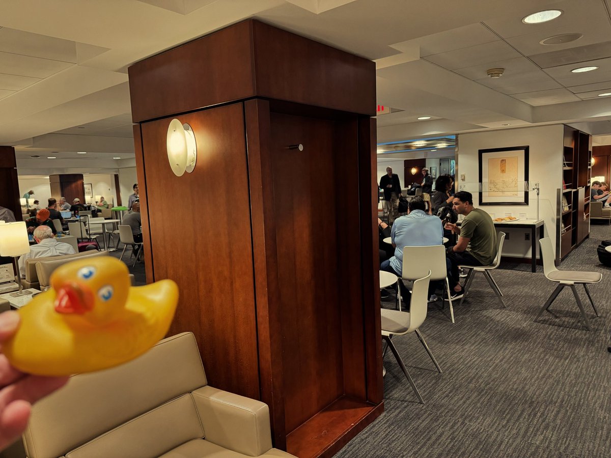brucesardeson's tweet photo. PT is not surprised that the #IAD #UnitedClub is full on Sunday 😜 https://t.co/YNE2Z4N6Zj