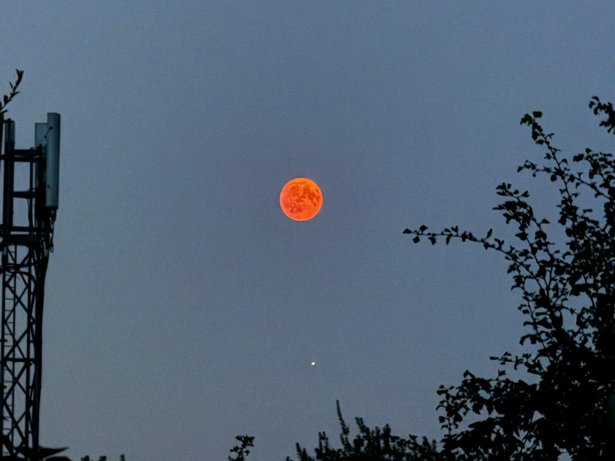 sholmes1980's tweet photo. @BBCNews the moon tonight https://t.co/1oMVW28KU6
