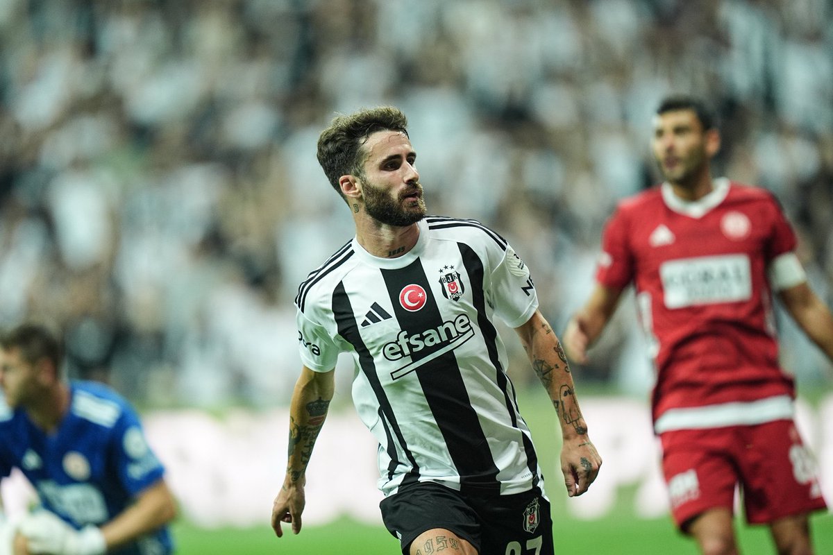 Süper Ligin en iyi orta sahası Rafa Silva