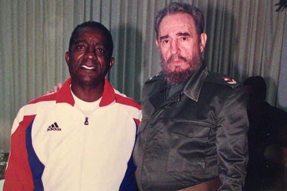 Quien diría q un hombre negro, humilde; le podría dar tanta gloria a un país pequeño y bloqueado. Lo hizo posible Fidel, q a través d Alcides Sagarra, #Cuba ha conquistado 80 medallas en el boxeo olímpico, 42 son de oro; gran parte d ese éxito es d este hombre q hoy cumple años…