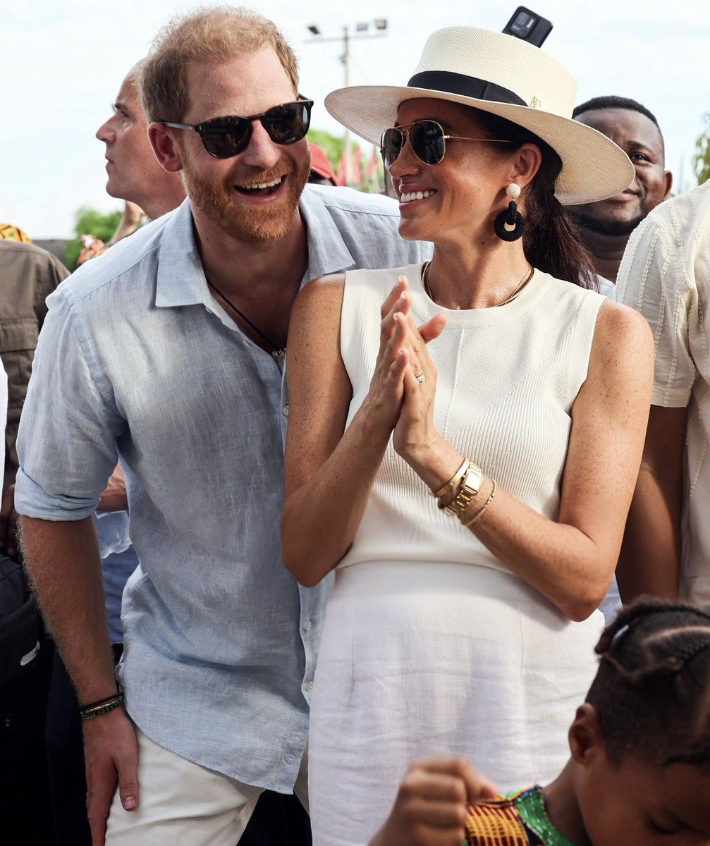 LagerthaH's tweet photo. @GlowanneLee #HarryandMeghaninColombia
#ServiceIsUniversal
#LoveWins 

#AChapterOfJoy is just what this world needs. This tour has been a delight 💕 https://t.co/HWzBOwgmiJ