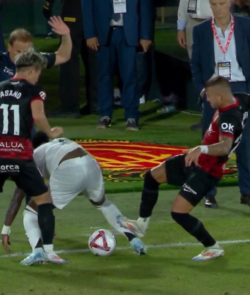 MendiKV's tweet photo. Un tío que lo único por lo que se le conoce es por hacer este tipo de cosas y a Vinicius, un futbolista guarro, faltoso y bien queda con su afición aunque para ello tenga que menospreciar e insultar al rival.

Pablo Maffeo, eres ESCORIA. https://t.co/jQgPMZ9luV