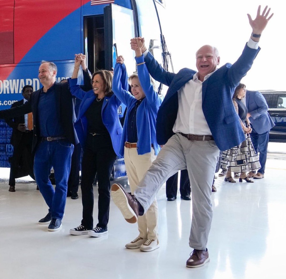 MattWallace888's tweet image. Why is there a lady with no bra on having secrets whispered to her in the background?