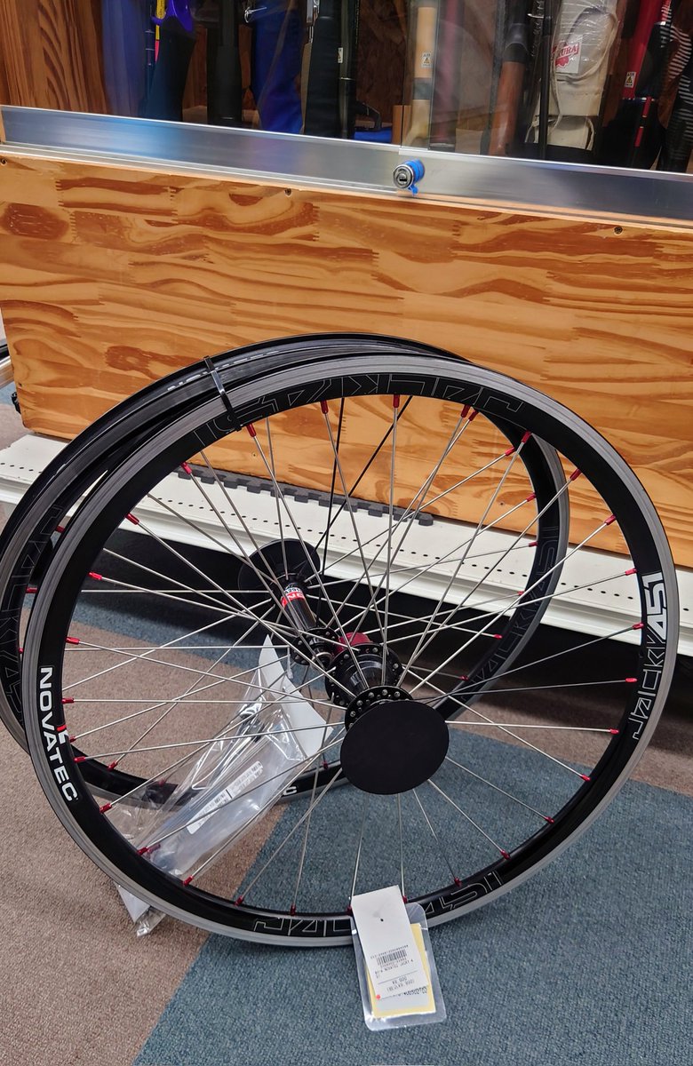KUROKUR69311760's tweet image. ＃NOVATEC ＃ノバテック ＃JACKY451 #シマノ11速フリーホイール
藤枝のリサイクルショップに昨日寄ったら、ノバテックのシマノフリー11S用ミニベロ451ホイルが税込み9900円付属品フルセット美品で安く売ってたので現在、韋駄天忍使ってるので使わないかもですが、とりあえず安🙀て事で買って来ました😅