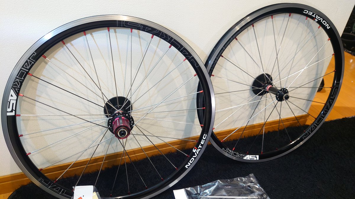 KUROKUR69311760's tweet image. ＃NOVATEC ＃ノバテック ＃JACKY451 #シマノ11速フリーホイール
藤枝のリサイクルショップに昨日寄ったら、ノバテックのシマノフリー11S用ミニベロ451ホイルが税込み9900円付属品フルセット美品で安く売ってたので現在、韋駄天忍使ってるので使わないかもですが、とりあえず安🙀て事で買って来ました😅