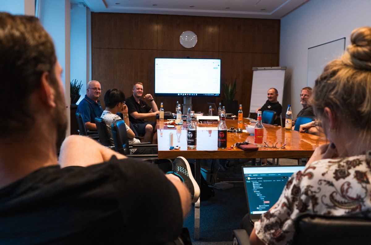 Letzte Woche fand eine weitere Ausgabe des Braunschweiger #orclapex Meetups statt. <a href="/ORA_FMAN/">FMAN</a>  hat einige spannende neue Features von APEX 24.1 vorgestellt. 🤩
Und was durfte im Anschluss natürlich nicht fehlen? - Na klar, ā'pěks-Donuts! 🍩💛💜
#meetup #braunschweig