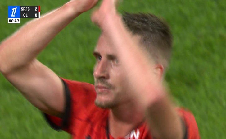 ActuFoot_'s tweet image. Benjamin Bourigeaud acclamé par le Roazhon Park pour probablement son dernier match avec Rennes. 👏❤️🖤

Le Français devrait prendre la direction du Qatar 🇶🇦 !