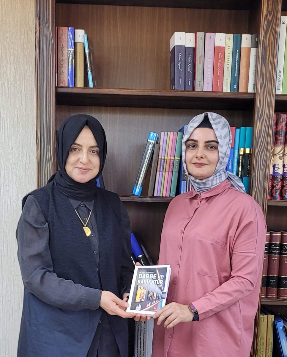 Kıymetli hemşehrim;
Saygıdeğer Cumhurbaşkanı Başdanışmanı <a href="/gulsenorhan/">Gülşen Orhan</a> hanımefendiyle "Darbe ve Karikatür" adlı kitabım üzerine bir hasbihal ve hatıra fotoğrafı...
Destekleri için şükranlarımı sunarım... 
<a href="/cb_kutuphane/">Cumhurbaşkanlığı Millet Kütüphanesi</a> <a href="/ibrahimtenekeci/">İbrahim Tenekeci</a> <a href="/AliYerlikaya/">Ali Yerlikaya</a> <a href="/tkucukcan/">Talip Küçükcan 🇹🇷</a>
