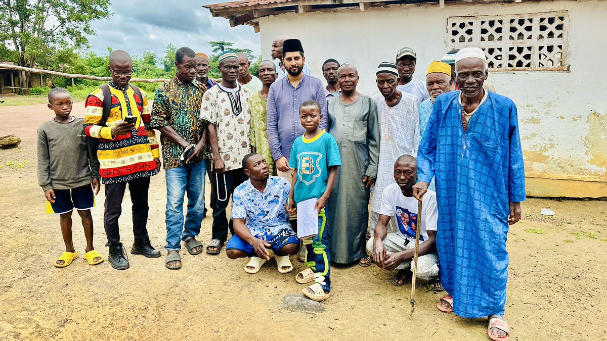 AMJ_Liberia's tweet image. This afternoon, Ahmadiyya Muslim Jama’at Gbarpolu County held a refresher course for imams at Dukaly Village, enhancing their understanding of key responsibilities and core teachings to better lead and educate their communities.
#ahmadiyya_liberia #imam #refreshercourse
