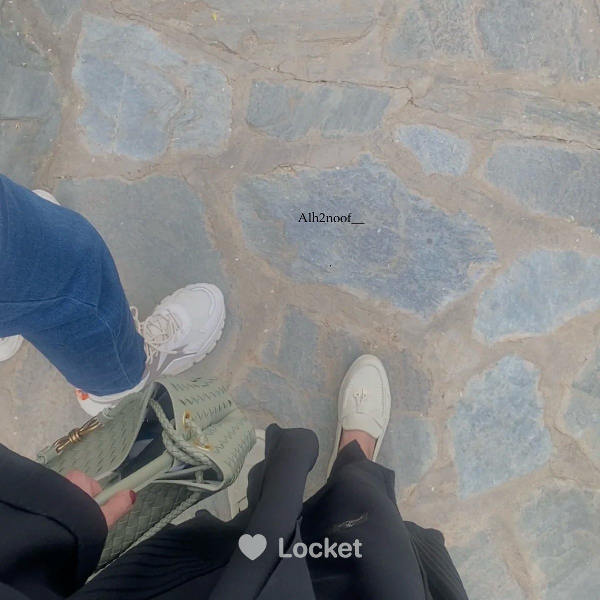 تصويري📲💛"

كل شيء بجوارهـ  ؛
أحنّ ، أخفّ ، وألطف❣️