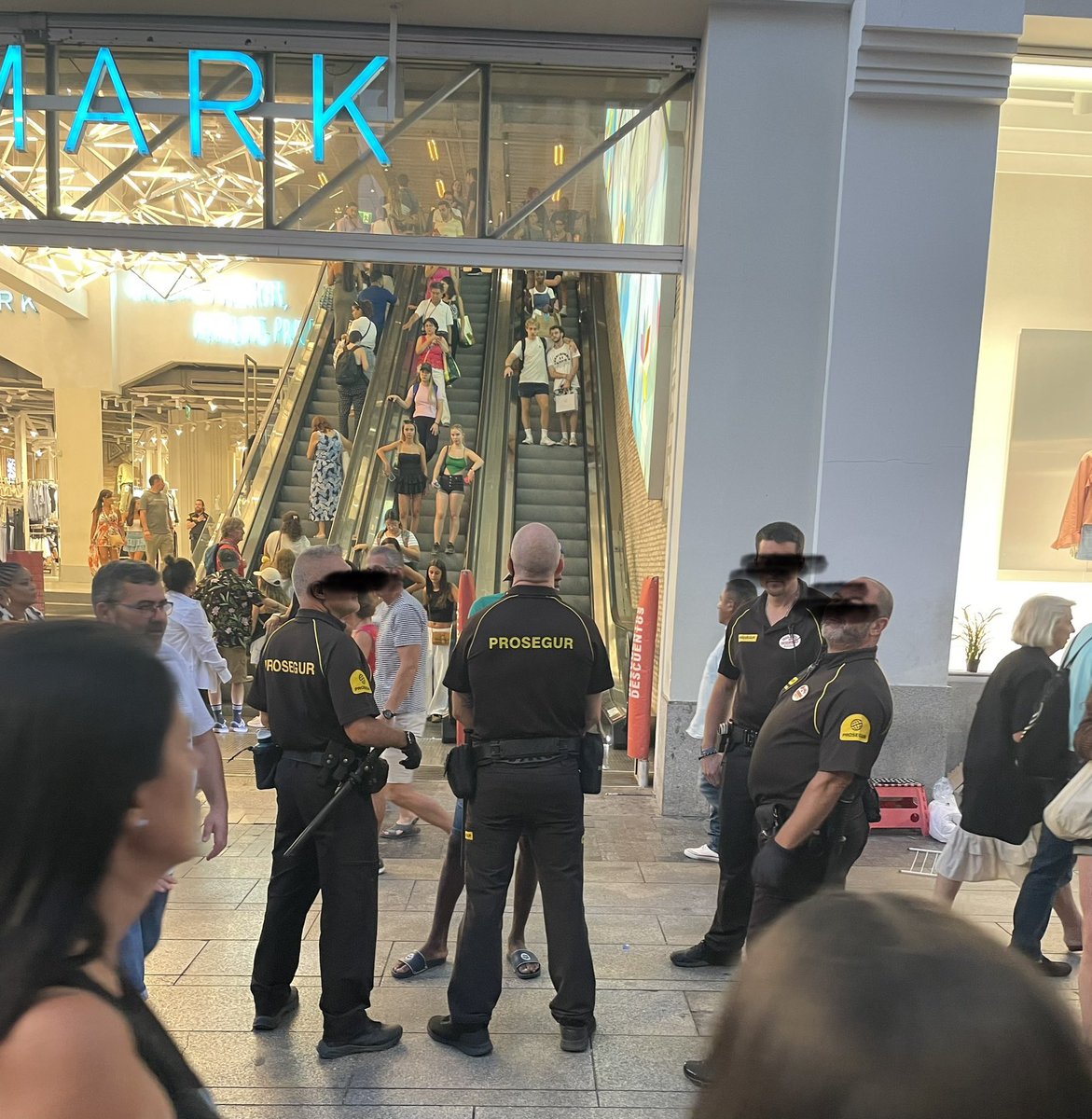 ¿Un vigilante de seguridad tiene legitimidad de pedirte el ticket de compra o registrarte al salir sin que pite los sensores antirrobos?
Aquí mi hijo retenido ilegalmente media hora porque no les enseñó el ticket al ser seleccionado por ser la única persona NO blanca 👇