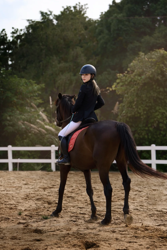 "Why do you like riding horses?"
"——Freedom"
"Look far away and where you want to go"
Whether you control the horse to turn or go straight