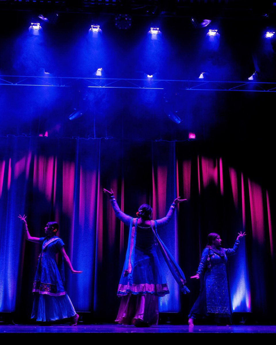 CTChoreography's tweet photo. “Suna Hai Ke Unko Shikayat Bahut Hai … Toh Phir Unko Humse Mohabbat Bahut Hai” // “He has a lot of complaints, according to what I’ve heard … That would imply that he loves me” 
🥀 ✨ #Shikayat 🫰 🌙 #ctcdancetroupe #bollywooddance #dance #performance #bollywood #dancetroupe https://t.co/HMN3XdLers