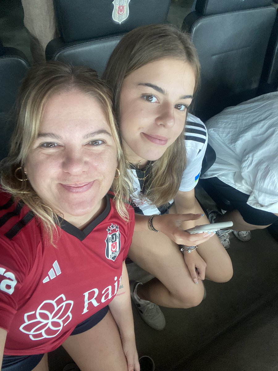 pinarcelikell's tweet photo. Şuraya maç sonrası mutlu bi anne-kız bırakalım. İyi başladık, sonu şampiyonluk olsun 🖤🤍 @Besiktas @bjkcarsi https://t.co/NN94TA7Nxr