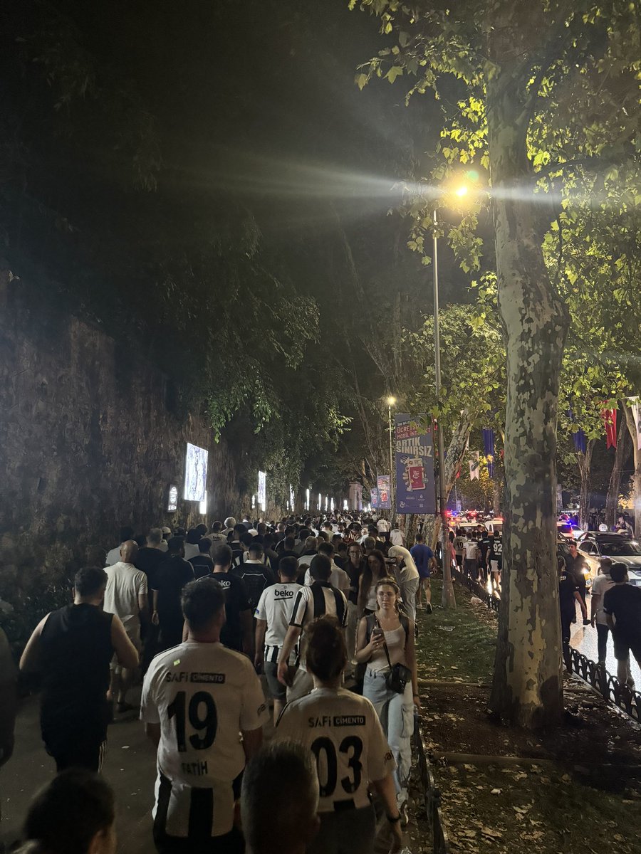 Galibiyet sonrası Ağaçlı Yol'da yürümekten daha keyifli bir şey yazın.