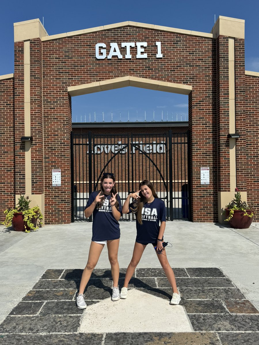natalie_danburg's tweet photo. When in Oklahoma, you check out the Sooners! #oklahoma #OUsoftball #usaallamericangames #region2stars @StarzGold_14u https://t.co/h4mc08X7Ka