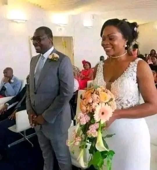 KimKimuntu's tweet photo. ❤️❤️
Après 3 ans de mariage et 12 ans de divorce, ils se remarient 💍Félicitations encore 👏👏🧑🦯
On craque ?
#slaybabe https://t.co/Ll20vVjTxh