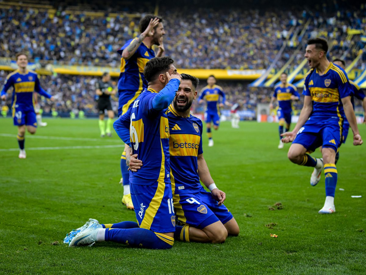 Festejo del gol de Merentiel, que recibió una notable asistencia de Anselmino.