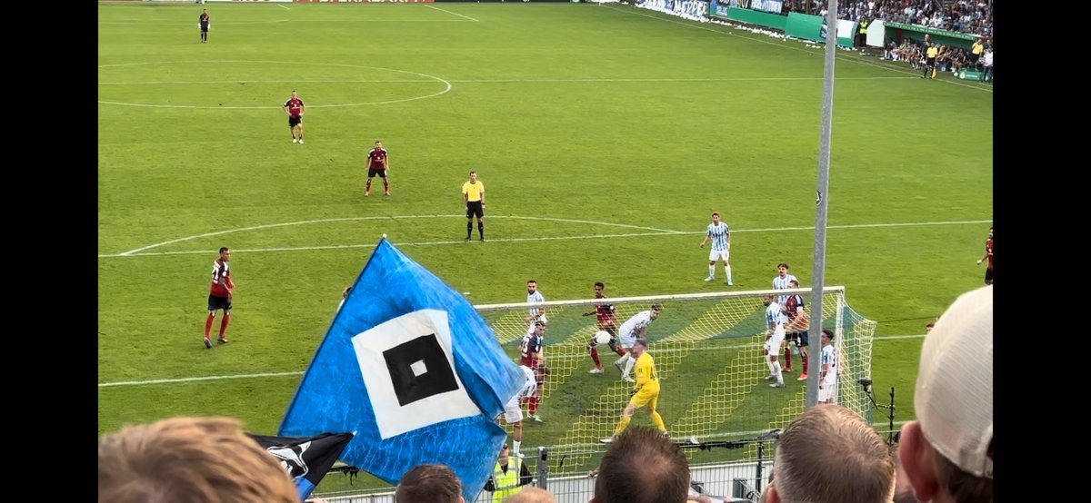 Weltmeister1887's tweet photo. #SVMHSV 1:7 (0:2)
Grundsolider und seriöser Fußball des #HSV in der 1. Runde des Pokals. Hatten wir in der Form lange nicht. Hat Spaß gemacht.
Nach drei extrem stressigen Jahren mit spektakulären Eishockey-Ergebnissen und jeder Menge Harakiri-Gegentoren, freue ich mich jetzt wie Bolle auf die vor uns liegende Saison.
Wenn jetzt noch zwei gute Deals auf dem Transfermarkt gelingen, sehe ich uns mit diesem Kader in der Spitzengruppe der 2. #Bundesliga|.
Bleiben wir zuversichtlich.
#nurderHSV 🔵⚪️⚫️
#hsv #hamburg #svm #meppen #emslandstadion #DFBPokal
Foto:
#Glatzel macht das 7:0. (88.)