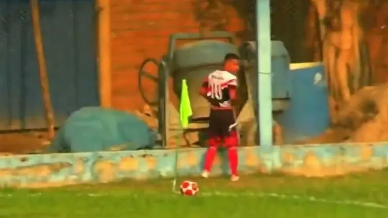 TUDNMEX's tweet image. ¡Expulsión por orinar sobre la cancha! Ocurrió en la Copa Perú 🤯⚽️

tudn.com/futbol/roja-po…

#Peru | #Futbol | #CopaPeru